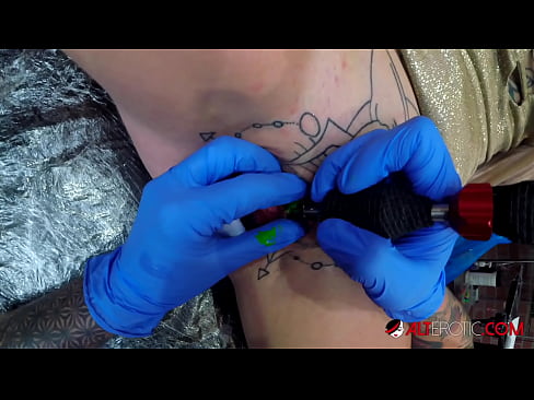 ❤️ Itin tatuiruota karšta Sully Savage gavo tatuiruotę ant savo klitorio Dulkinimo video prie lt.pornoincest.ru